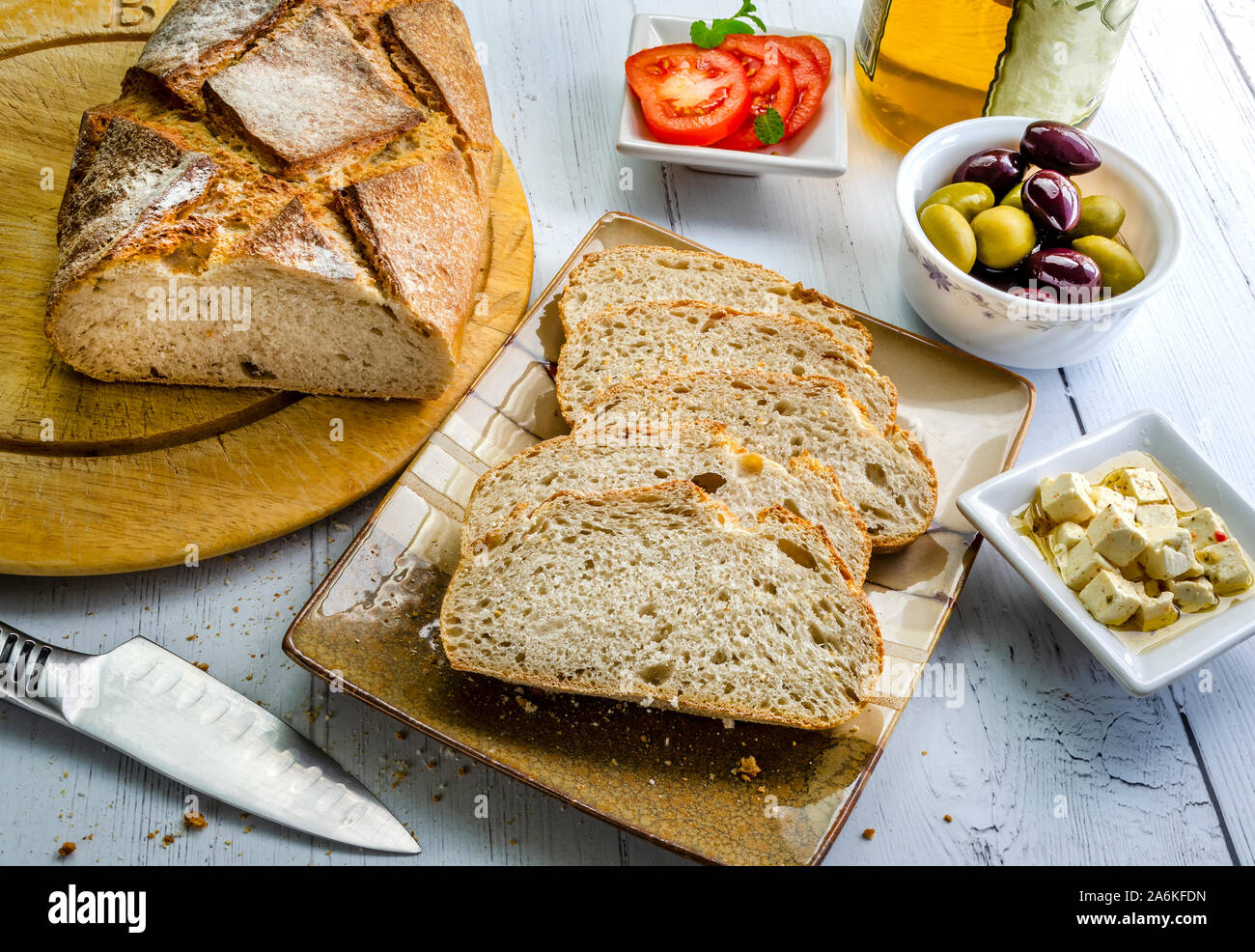 Scheiben von sauerteigbrot zusammen mit Feta Käse, schwarze und grüne Oliven und Tomaten. Stockfoto