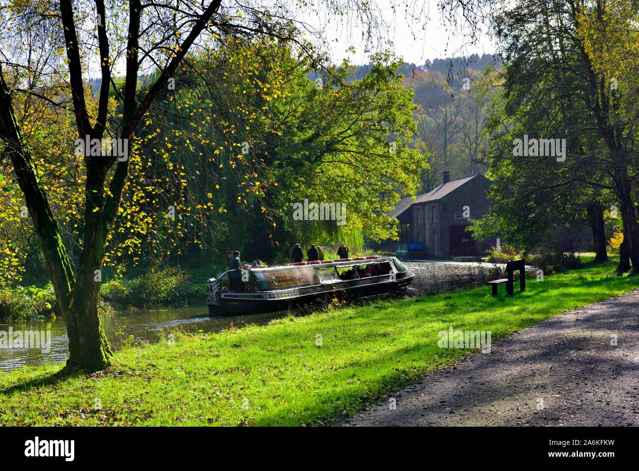 Birdswood schmale Bootsfahrt auf dem Cromford Canal, Derbyshire, England, Großbritannien Stockfoto