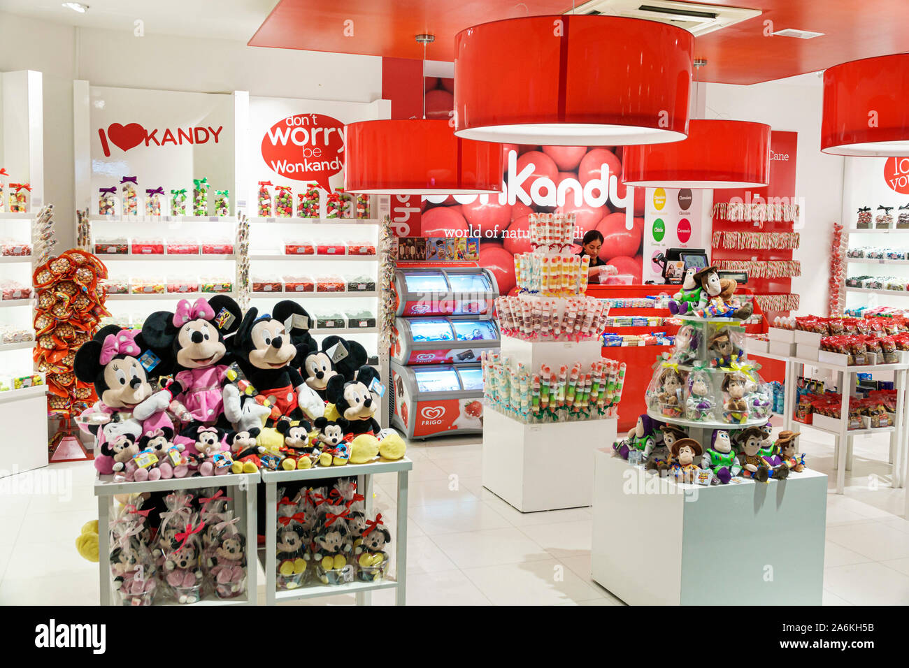 Barcelona Spanien, Katalonien Barcelona-El Prat Josep Tarradellas Flughafen BCN, Terminal, Konzession, Shopping, Geschäft, Süßigkeiten, Disney-Figuren, Plüschspielzeug Stockfoto