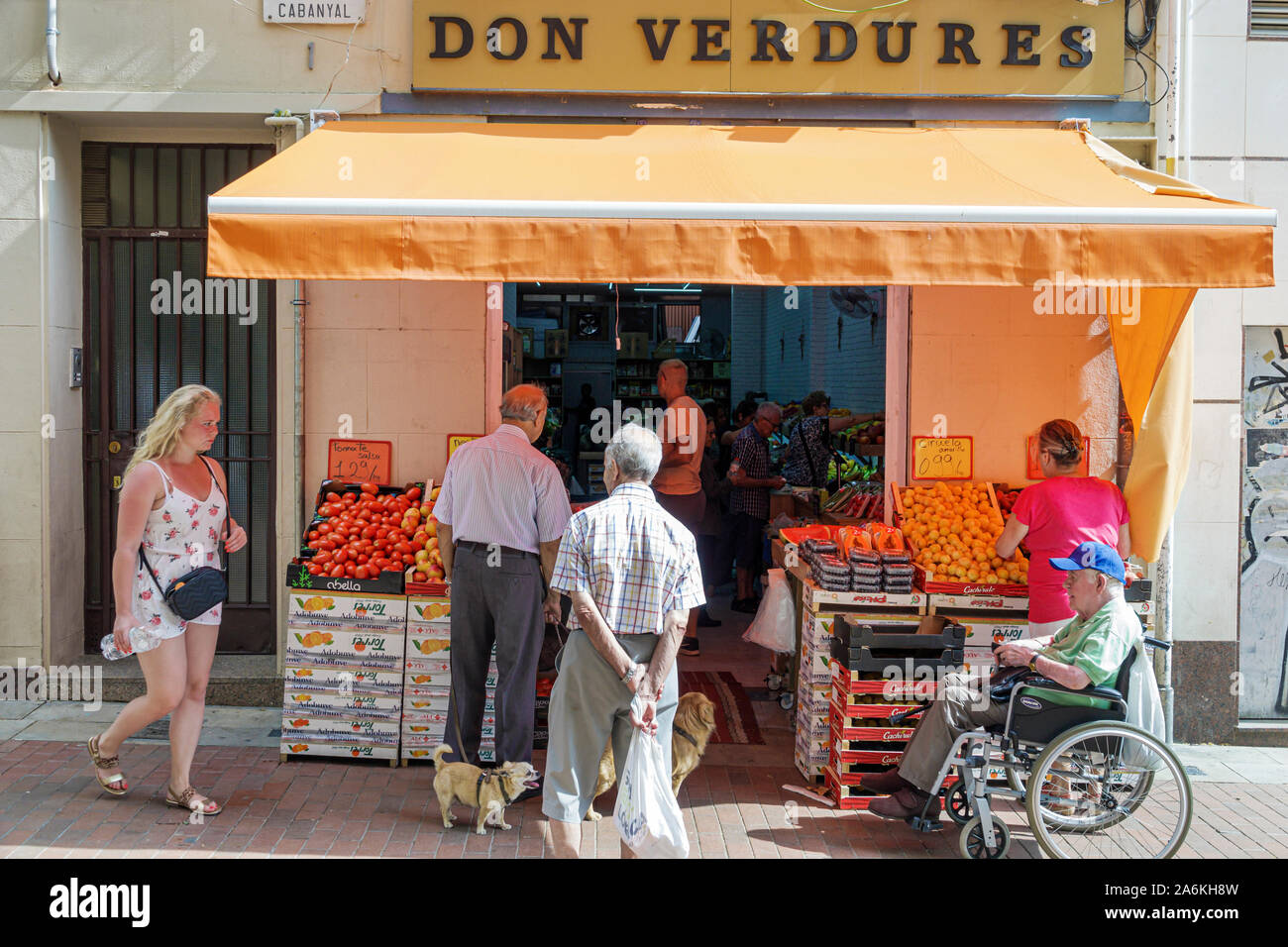 Barcelona Spanien, Katalonien Catalunya, El Clot, Nachbarschaft Obst Obst produzieren Gemüse Gemüse Markt Stand, kleine Unternehmen, Mann Männer männlich Erwachsene adul Stockfoto
