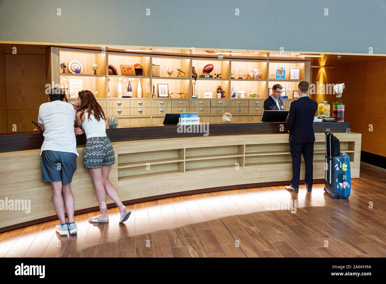 Barcelona Spanien, Katalonien El Poblenou, Avinguda Diagonal, Four Points by Sheraton, Hotel, Rezeptionstresen, Agent, Lobby, Gast, Check-in, innen, Mann, Frau, H Stockfoto