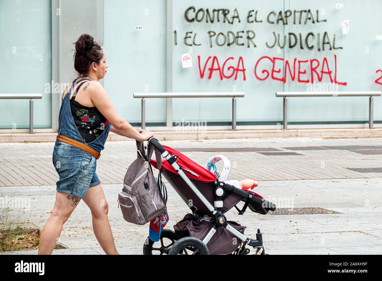 Barcelona Spanien, Katalonien Catalunya, El Poblenou, Rambla del Poblenou, Frau Frauen Frau Erwachsene Erwachsene Erwachsene, Baby Babys Kinder, Kinderwagen schieben, g Stockfoto