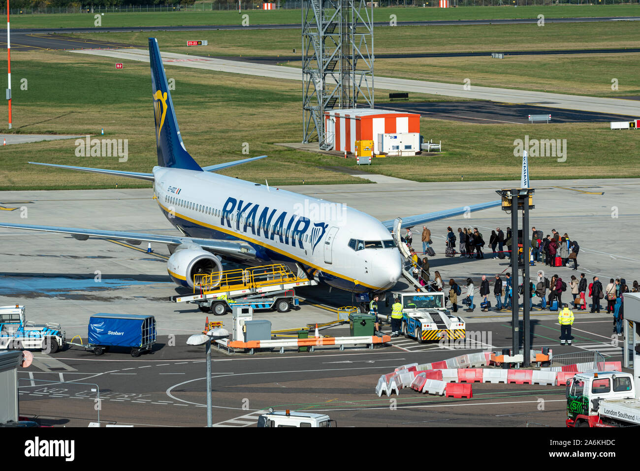 Ryanair Passagiere queuing Board eine Ryanair Boeing 737 Jet Airliner Ebene am Flughafen London Southend, Essex, England. Außerhalb boarding auf Schürze Stockfoto
