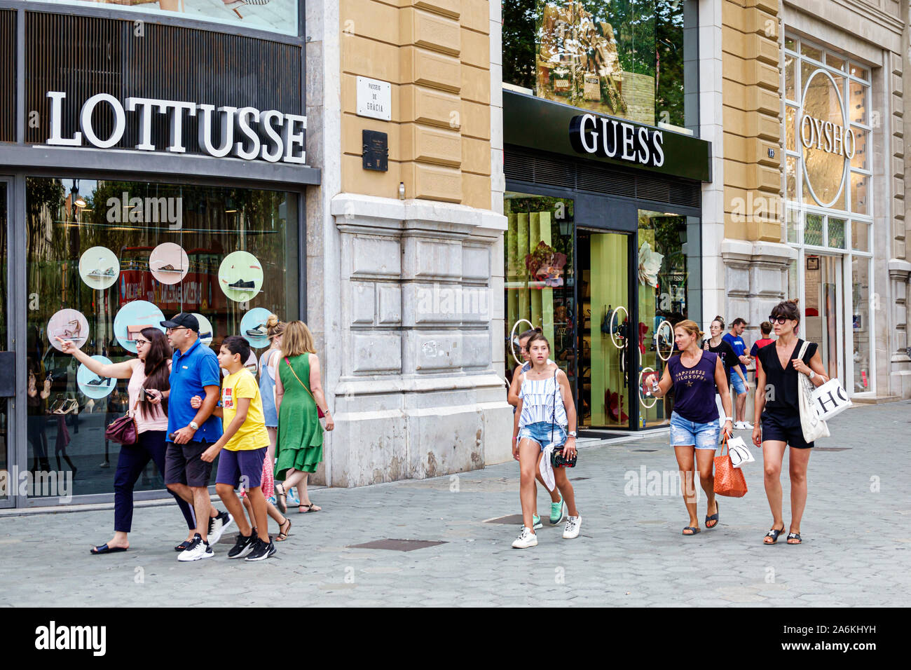 Barcelona Spanien, Katalonien Passeig de Gracia, guess, Geschäftsviertel, Geschäfte, Vordereingang, Lottusse, guess, Mann, Frau, Familie, Mädchen, Teenager, Junge, Pedes Stockfoto