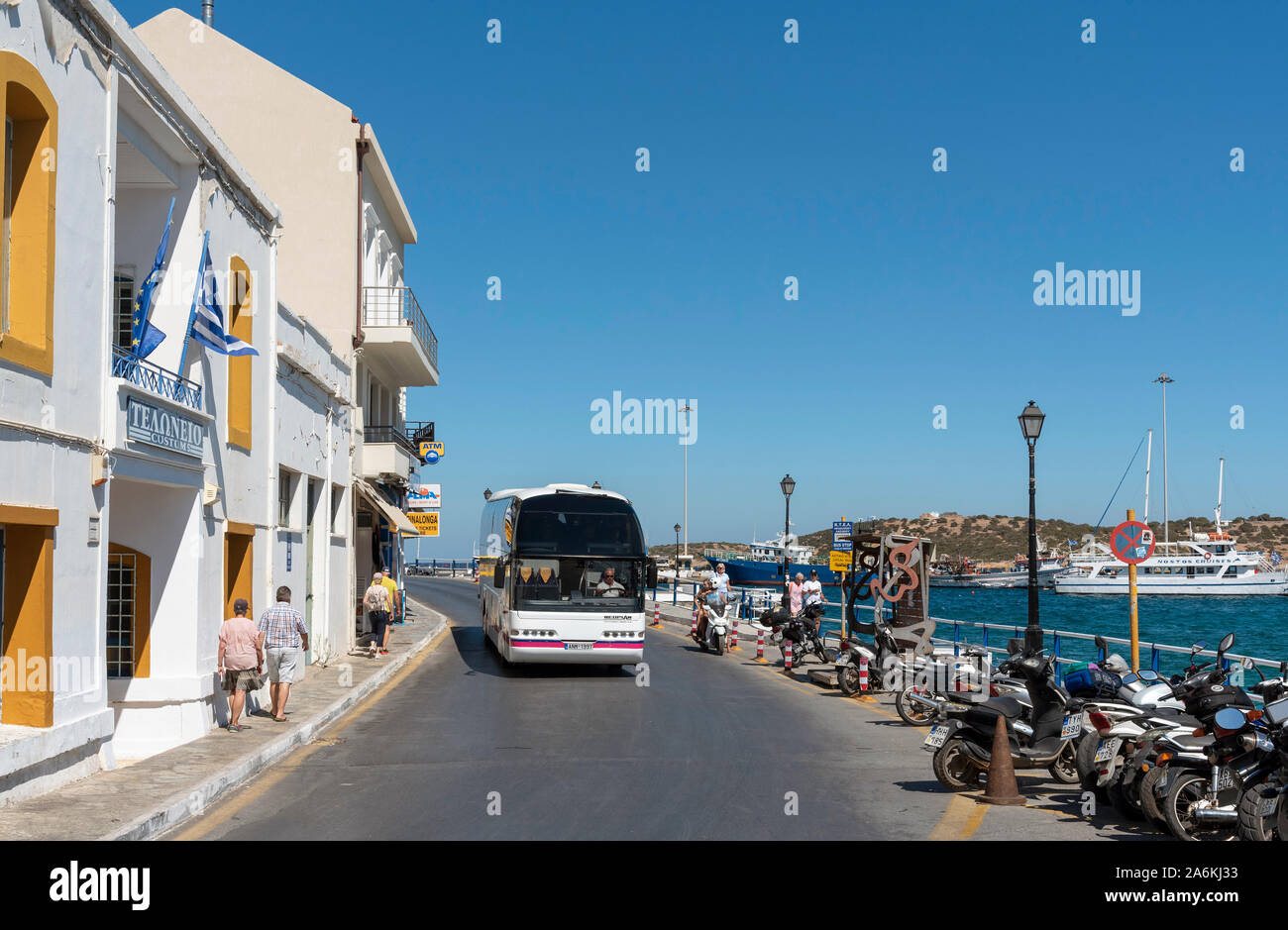 Agios Nikolaos, Kreta, Griechenland. Oktober 2019. Tour Bus auf dem Hafengebiet der Stadt Zentrum dieser beliebten Ferienort. Stockfoto
