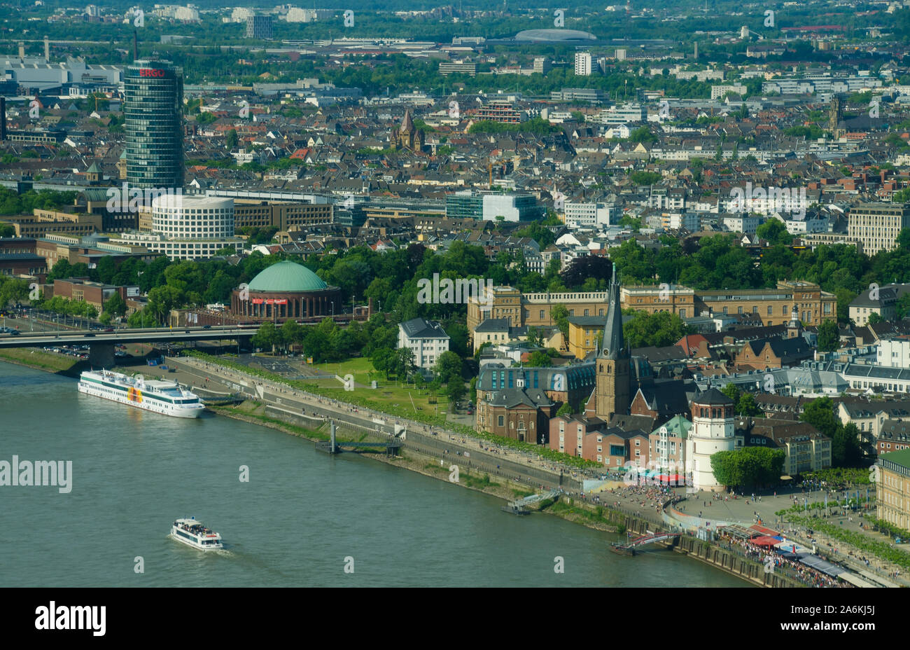 Düsseldorf, Deutschland. 31. Mai 2019. Ein Blick auf die Ufer des Rheins (Rheinpromenade) mit Einheimischen und Touristen einen Drink drängten. Dus Stockfoto