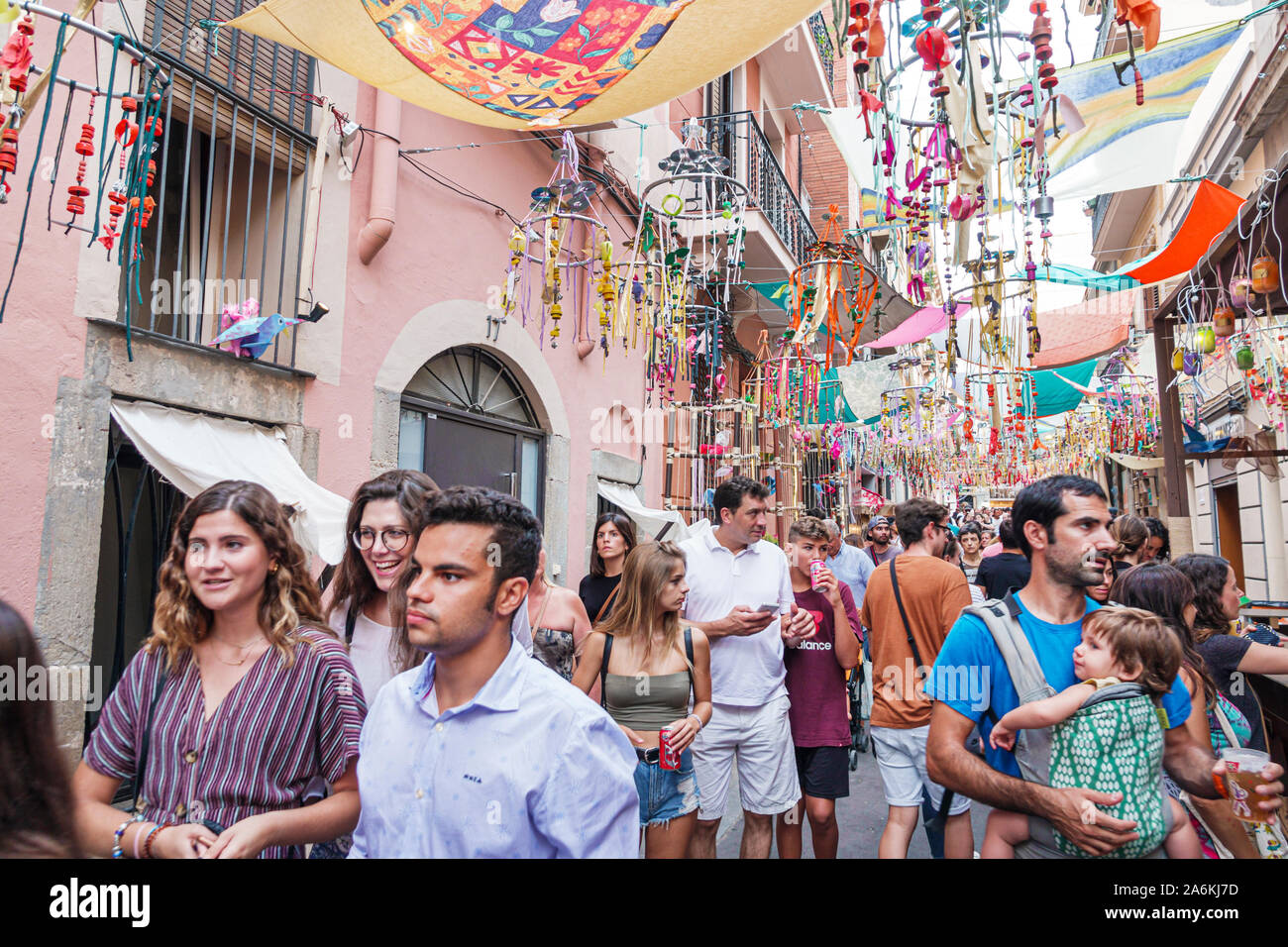 Barcelona Spanien, Katalonien Catalunya, Gracia, Nachbarschaft, Festa Major de Gracia, Straßenfest Messe, Straßenausstellung, Besucher, Menschenmenge, Asiaten ethnischen im Stockfoto