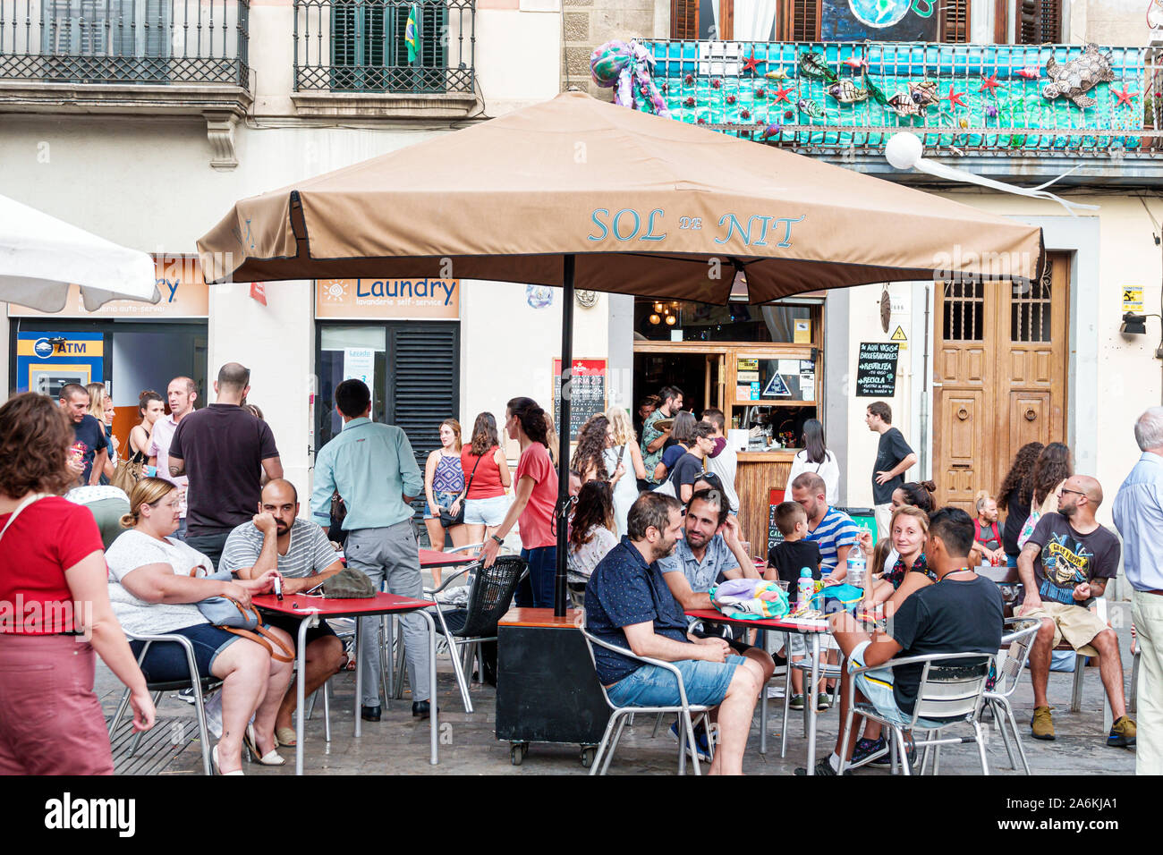 Barcelona Spanien, Katalonien Catalunya, Gracia, Nachbarschaft, Festa Major de Gracia, Placa Plaza del Sol, Straßenfest, Essen im Freien auf dem Außenweg Stockfoto