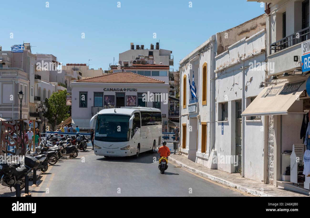 Agios Nikolaos, Kreta, Griechenland. Oktober 2019. Tour Bus auf dem Hafengebiet der Stadt Zentrum dieser beliebten Ferienort. Stockfoto