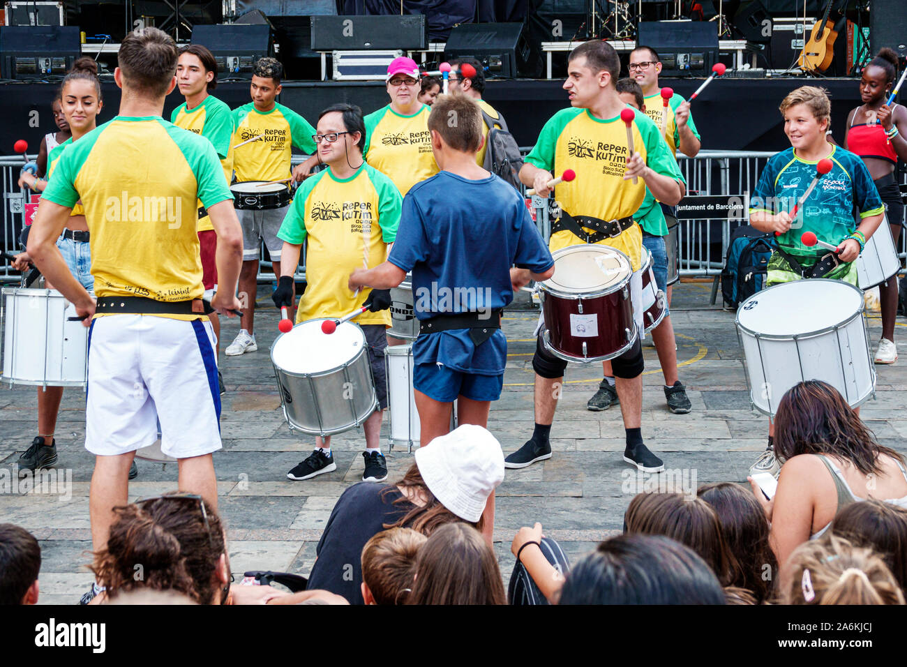 Barcelona Spanien, Katalonien Gracia, Nachbarschaft, Festa Major de Gracia, Placa Plaza del Sol, Straßenfest, Performance, Reperkutim, inklusive Trommeln Stockfoto