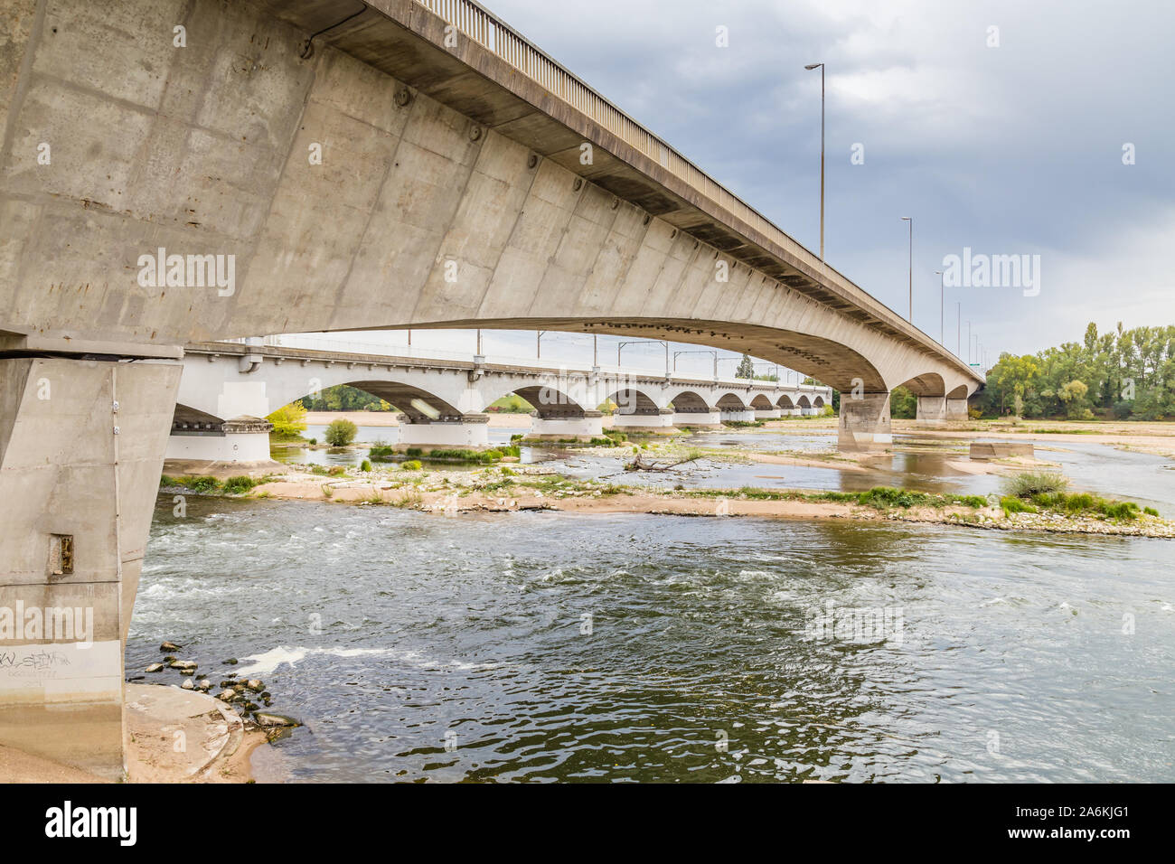 Brdige Rene Thinat (1977) und die Eisenbahnbrücke der Loire Valley Kreuzung in Orleans Frankreich Stockfoto