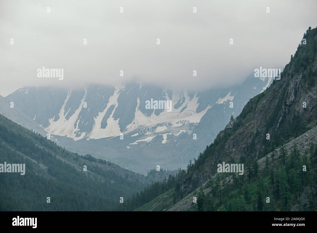 Schnee Klippen unter blauem Himmel. Reisen in die Berge Stockfoto