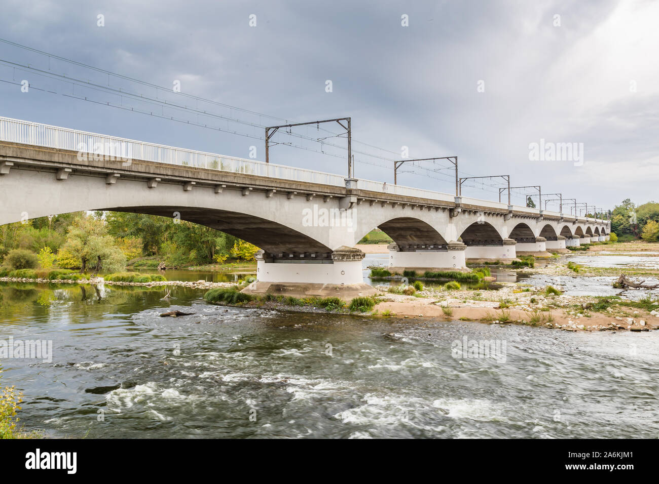 Eisenbahnbrücke die Loire Valley Kreuzung in Orleans Frankreich Stockfoto