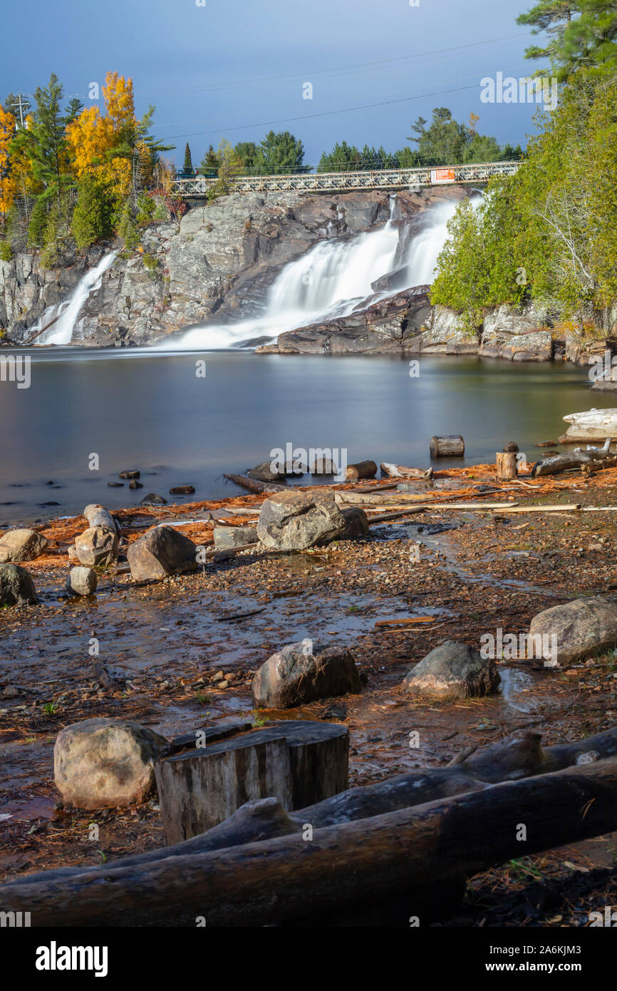 Die starke Strömung von Hohen fällt, im Herbst, in Bracebridge, Ontario. Stockfoto