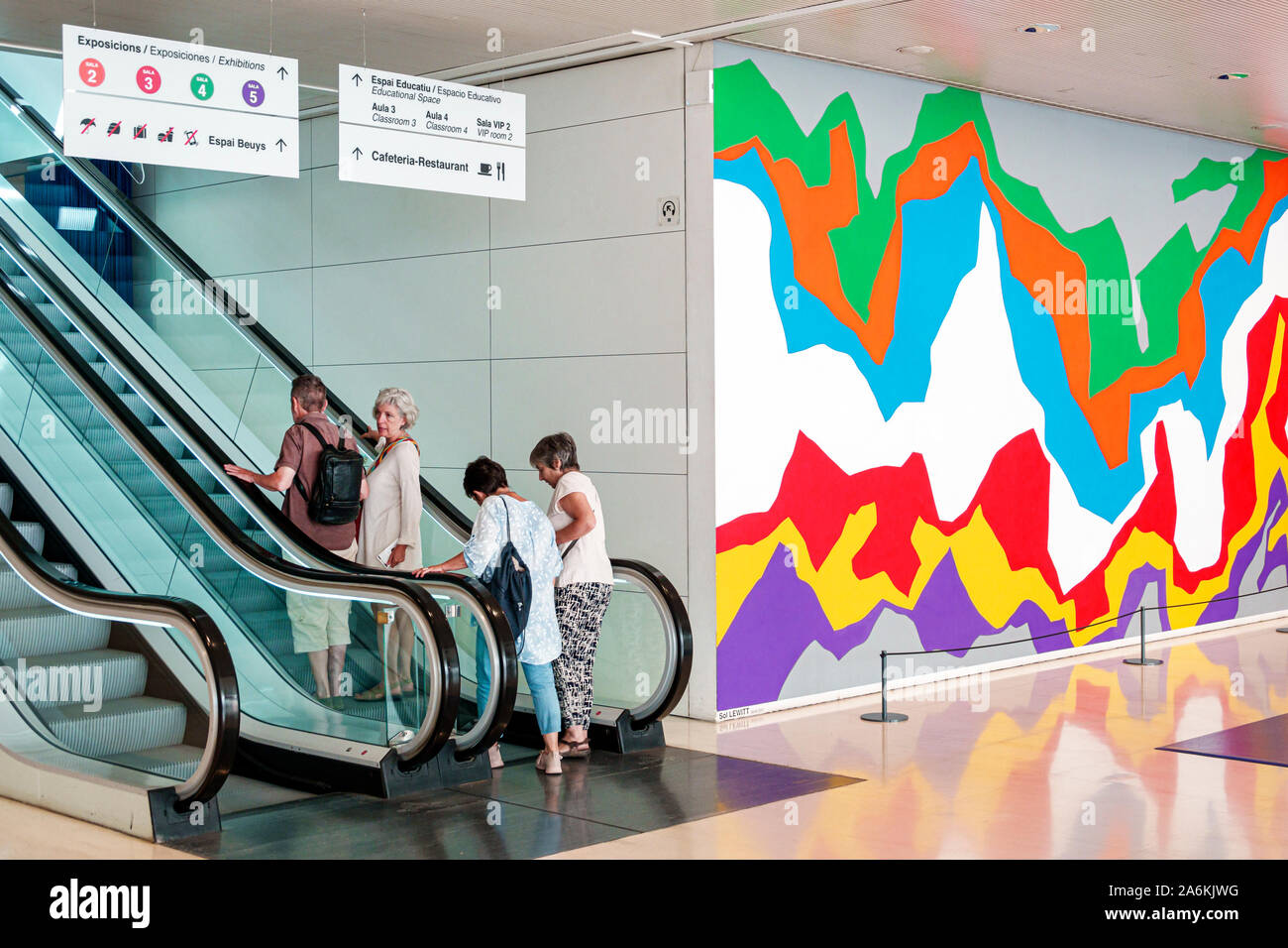 Barcelona Spanien, Katalonien Montjuic, CaixaForum, Museumsgalerie für zeitgenössische Kunst, Innenbereich, Lobby, Sol LeWitt, Wandgemälde, Splat-Wandzeichnung 1011, Rolltreppe Stockfoto