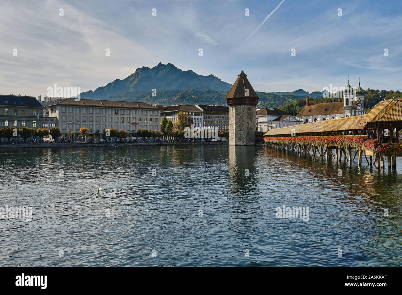 Brücke über den Fluss von Gebäuden gegen Berg und Himmel in Stadt Stockfoto