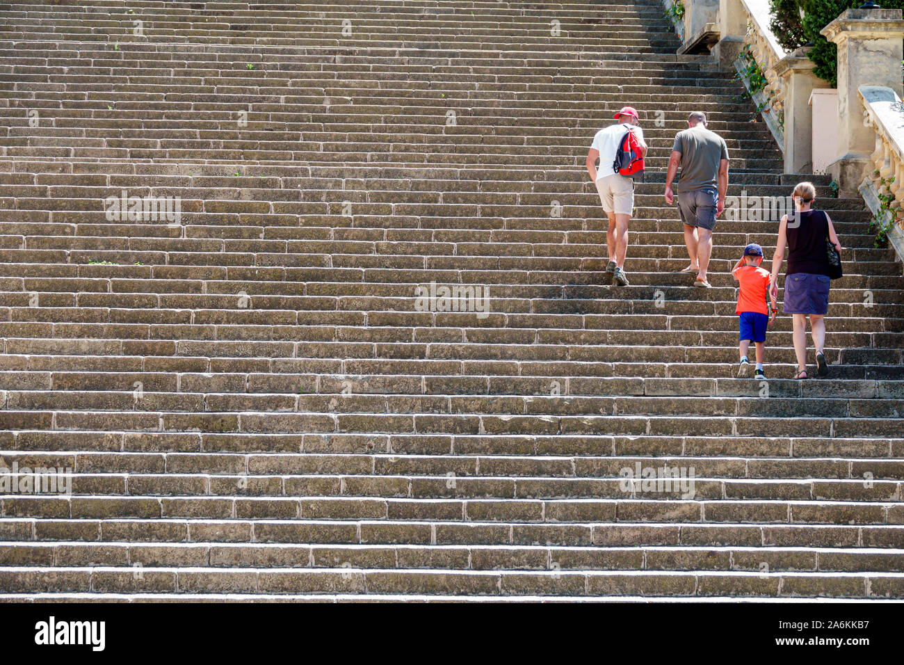 Barcelona Spanien,Catalonia Parc de Montjuic,monumentale Treppenstufen,von Joseph Puig i Cadafalch,Mann,Frau,Junge,Klettern,Familie,ES190821081 Stockfoto
