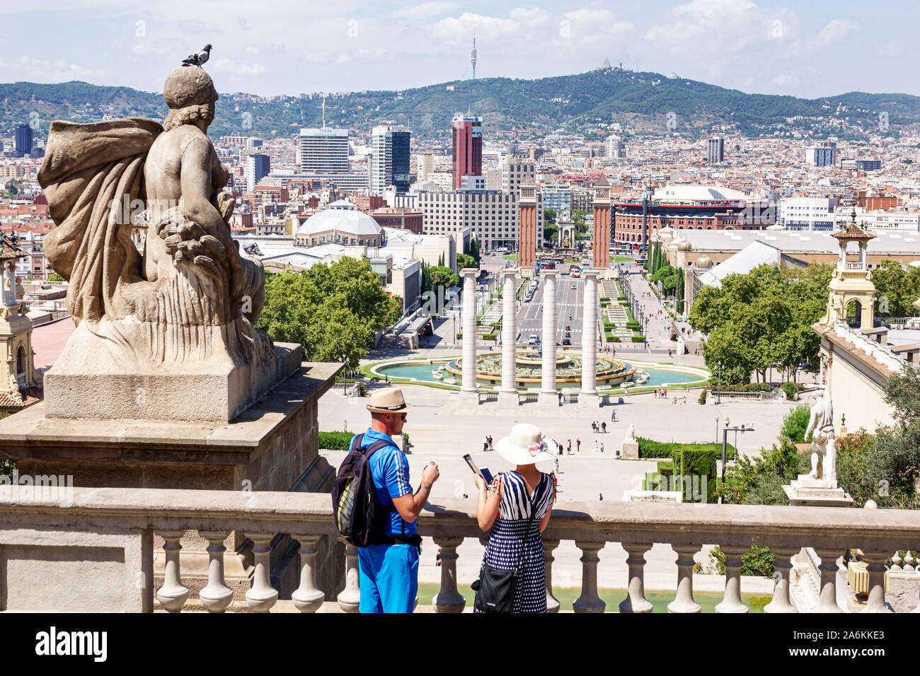 Barcelona Spanien, Katalonien Parc de Montjuic, Museu Nacional d'Art de Catalunya, Nationales Kunstmuseum von Katalonien, monumentale Treppen, Skyline der Stadt, Mann, Frau Stockfoto