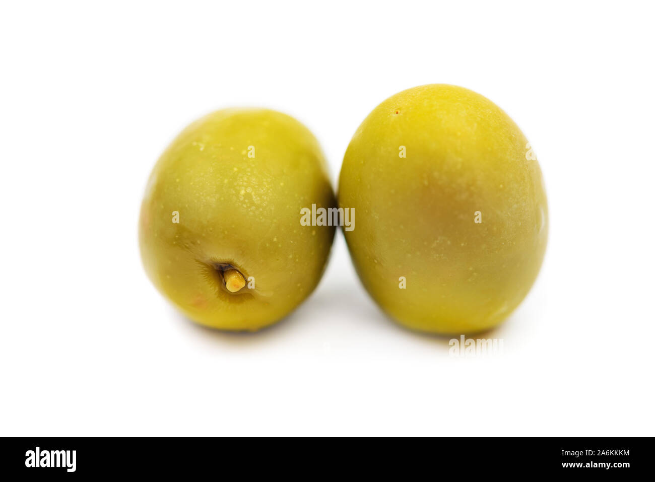 Paar grüne Oliven auf weißem Hintergrund Stockfoto