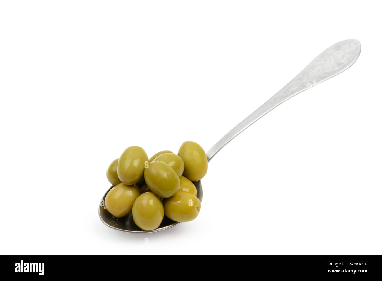 Löffel mit nassen grüne Oliven in Salzlake auf weißem Hintergrund mit Freistellungspfad isoliert Stockfoto