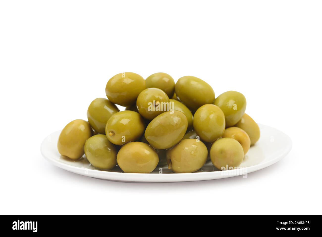 Mit nassen grüne Oliven auf weißem Hintergrund mit Freistellungspfad isolierte Platte. Seitenansicht Stockfoto