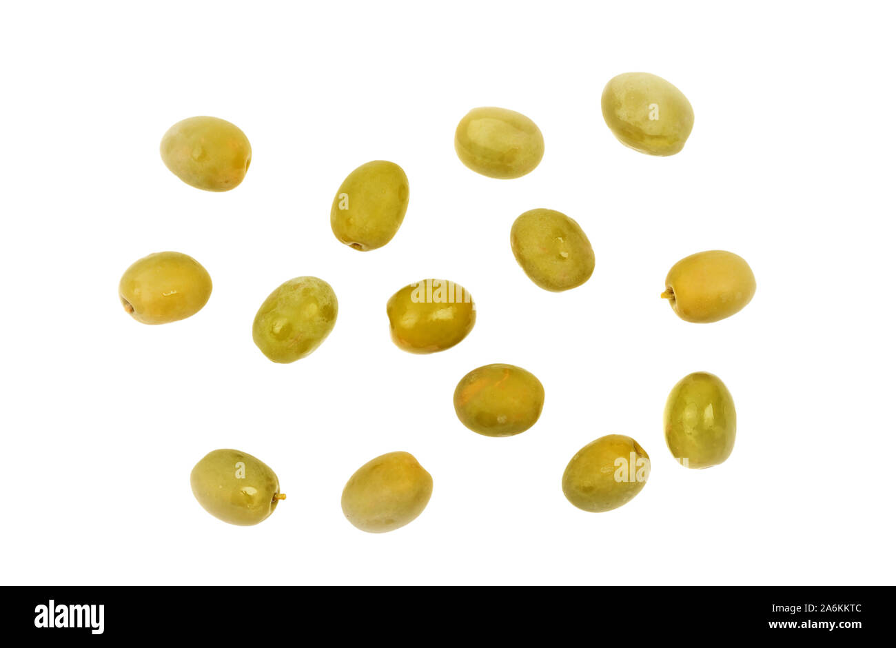 Viele grüne Oliven auf weißem Hintergrund mit Freistellungspfad isoliert. Ansicht von oben Stockfoto