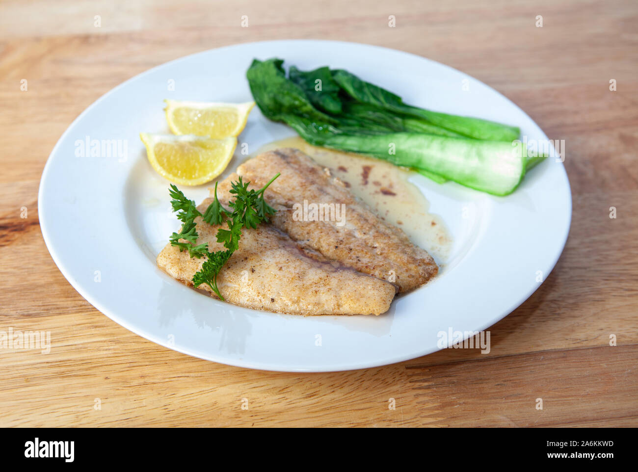 Eine Platte der Barramundi Fische und Bok Choy Stockfoto
