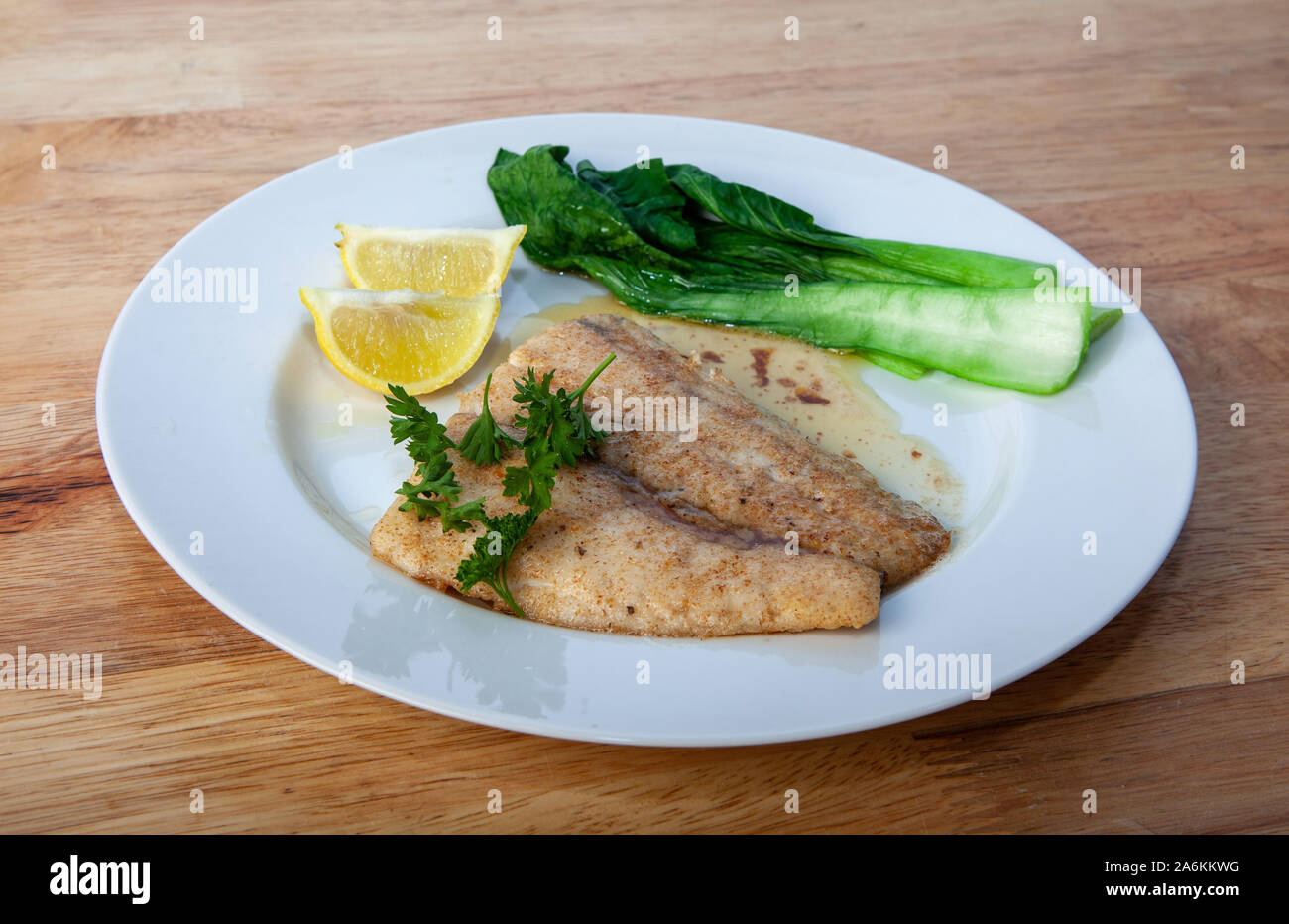 Eine Platte der Barramundi Fische und Bok Choy Stockfoto