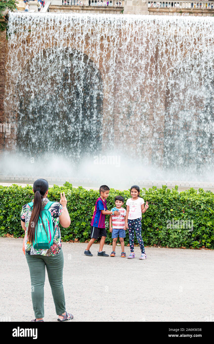 Barcelona Spanien, Katalonien Catalunya, Parc de Montjuic, Brunnen, Frau Frauen Frau Erwachsene Erwachsene, Mutter, Sohn Tochter, junge Jungen Jungen Jungen Jungen männliche Kinder Stockfoto