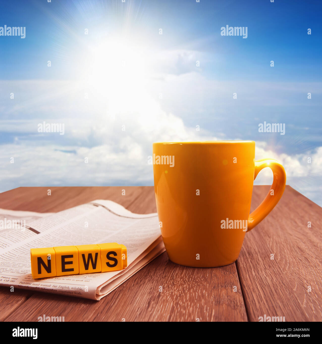 Gute Nachrichten am Morgen Zeit collage Bild. Becher Kaffee und Zeitung auf hölzernen Tisch bei Sonnenaufgang Stockfoto