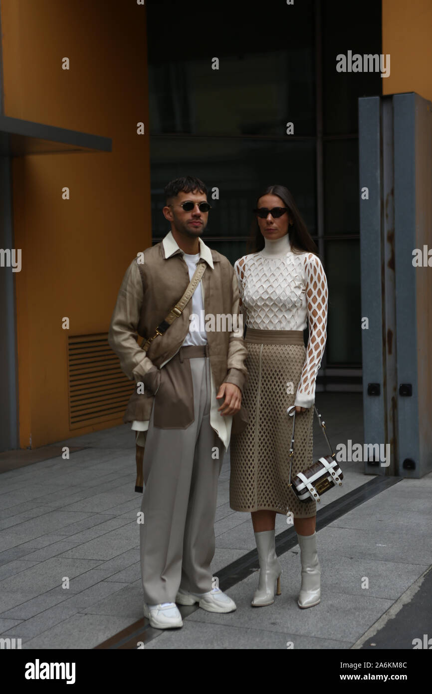 Alice Barbier & js Roques nimmt an der Armani Show während der Mailänder Modewoche 19.2019 - Stockfoto