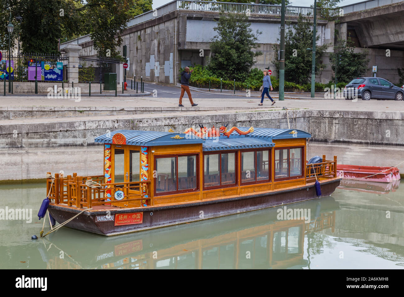 Orleans, Frankreich, 14. Oktober 2019: Traditionelle chinesische Boot Kreuzfahrt von Yangzou im Loiretal in Orleans Frankreich Stockfoto