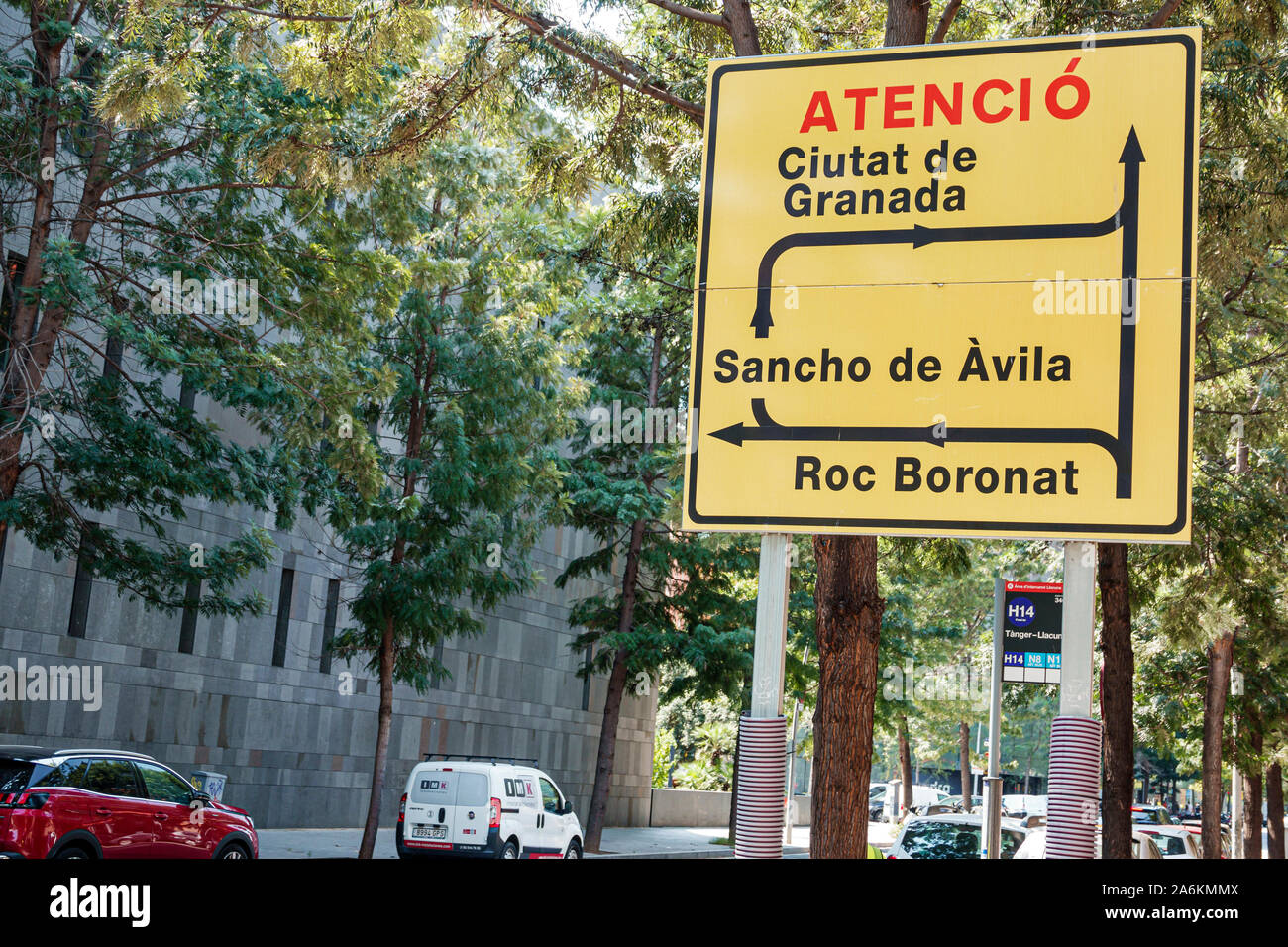 Barcelona Spanien, Katalonien Poblenou, Straßenverkehrsschild, Wegbeschreibungen, katalanische Sprache, Achtung, ES190822006 Stockfoto