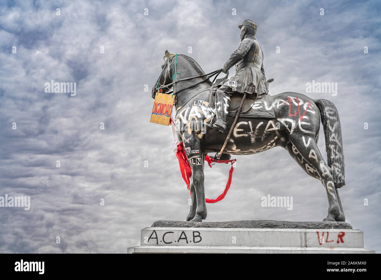 Der antiago de Chile Chile 26/10/2019 Am Tag nach der 25., die größte Demonstration in der chilenischen Geschichte, Allgemeine Baquedano Statue, lackiert Stockfoto