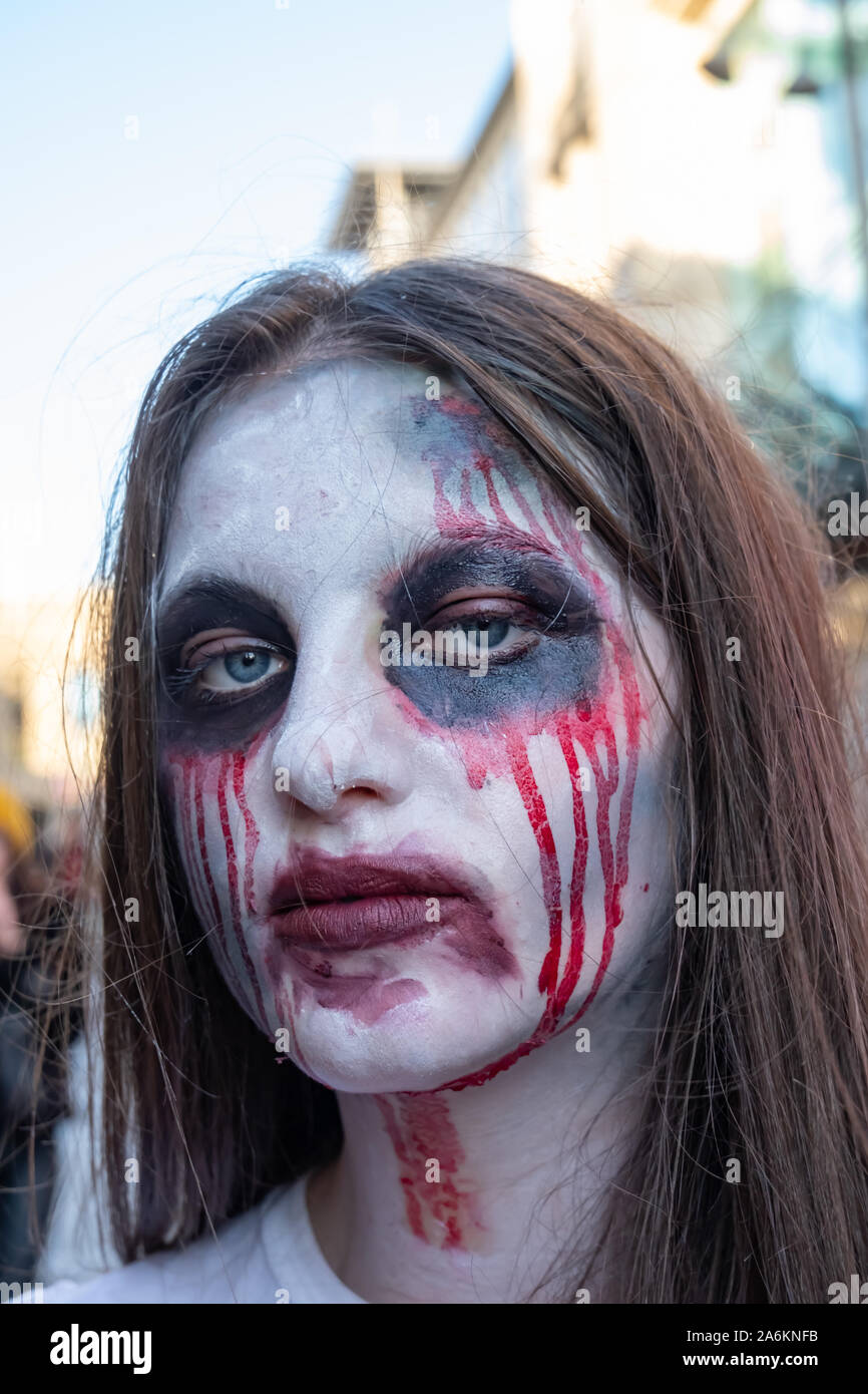 Glasgow, Schottland, Großbritannien. 27. Oktober, 2019. Ein Mitglied der Glasgow Schauspielkunst gibt einen Halloween Flash Mob Leistung auf der Buchanan Street inspiriert. Credit: Skully/Alamy leben Nachrichten Stockfoto