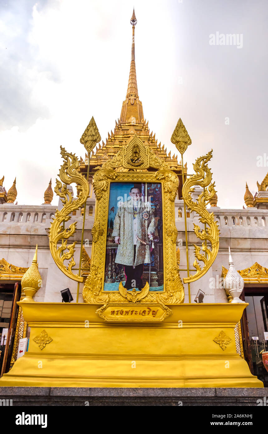 BANGKOK, THAILAND - 22. Dezember 2018: Porträt von König Bhumibol Adulyadej Rama IX, 9 Monarch der Chakri Dynastie im Tempel Wat Traimit. Stockfoto