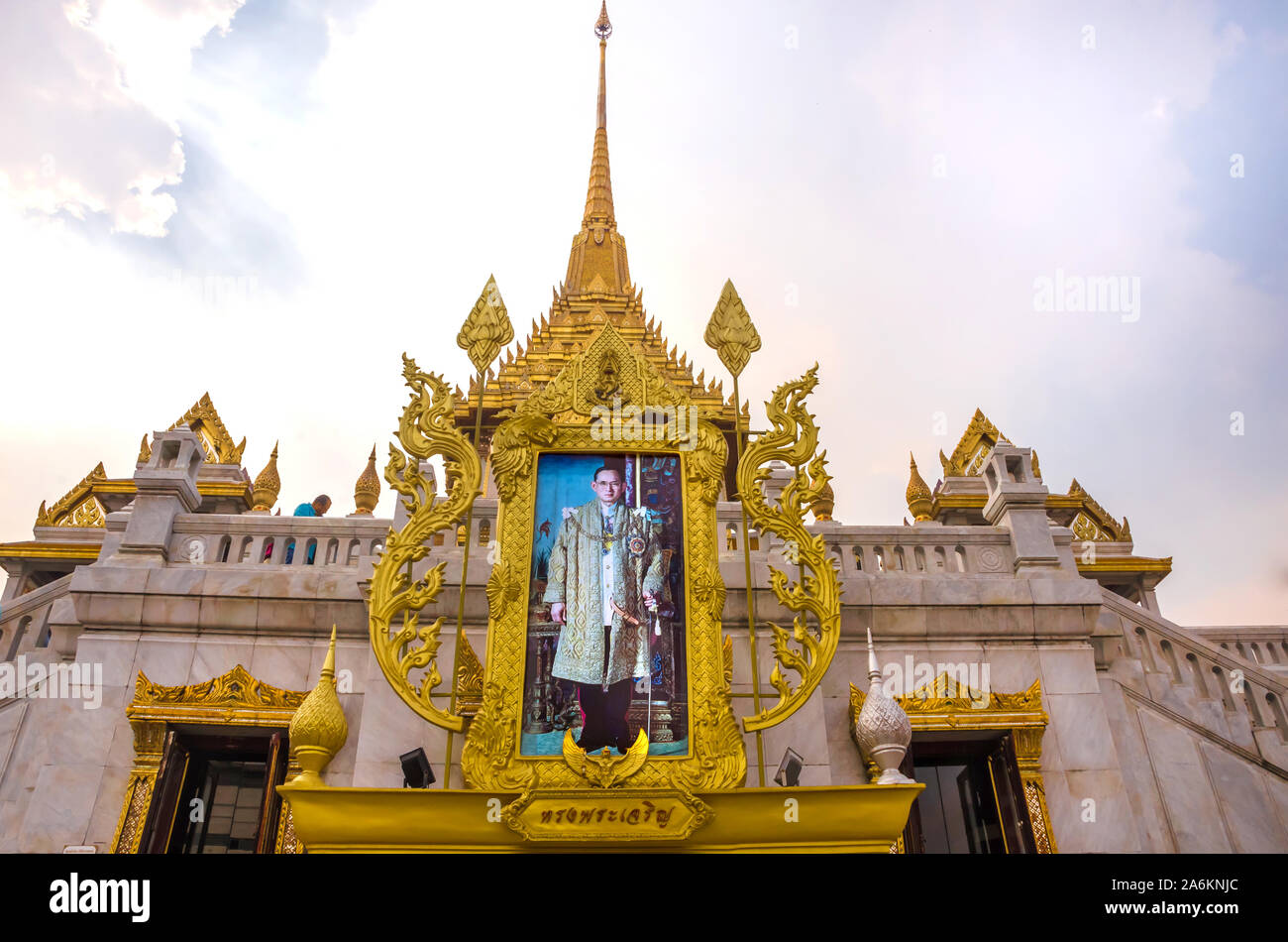 BANGKOK, THAILAND - 22. Dezember 2018: Porträt von König Bhumibol Adulyadej Rama IX, 9 Monarch der Chakri Dynastie im Tempel Wat Traimit. Stockfoto