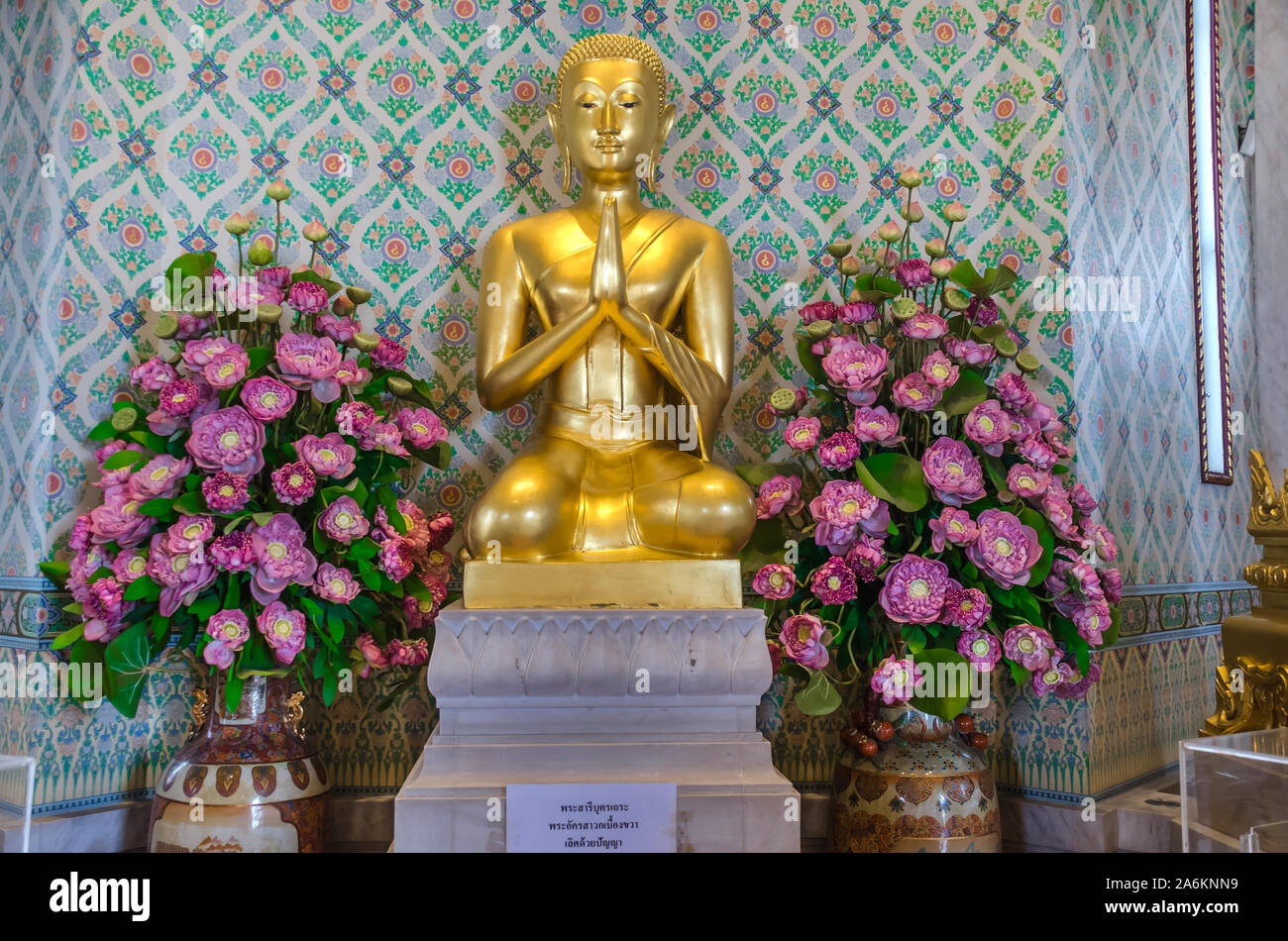 BANGKOK, THAILAND - 22. Dezember 2018: Schöne sitzt goldene Statue des Buddha gefalteten Händen im Tempel Wat Traimit, Chinatown, Bangkok. Stockfoto