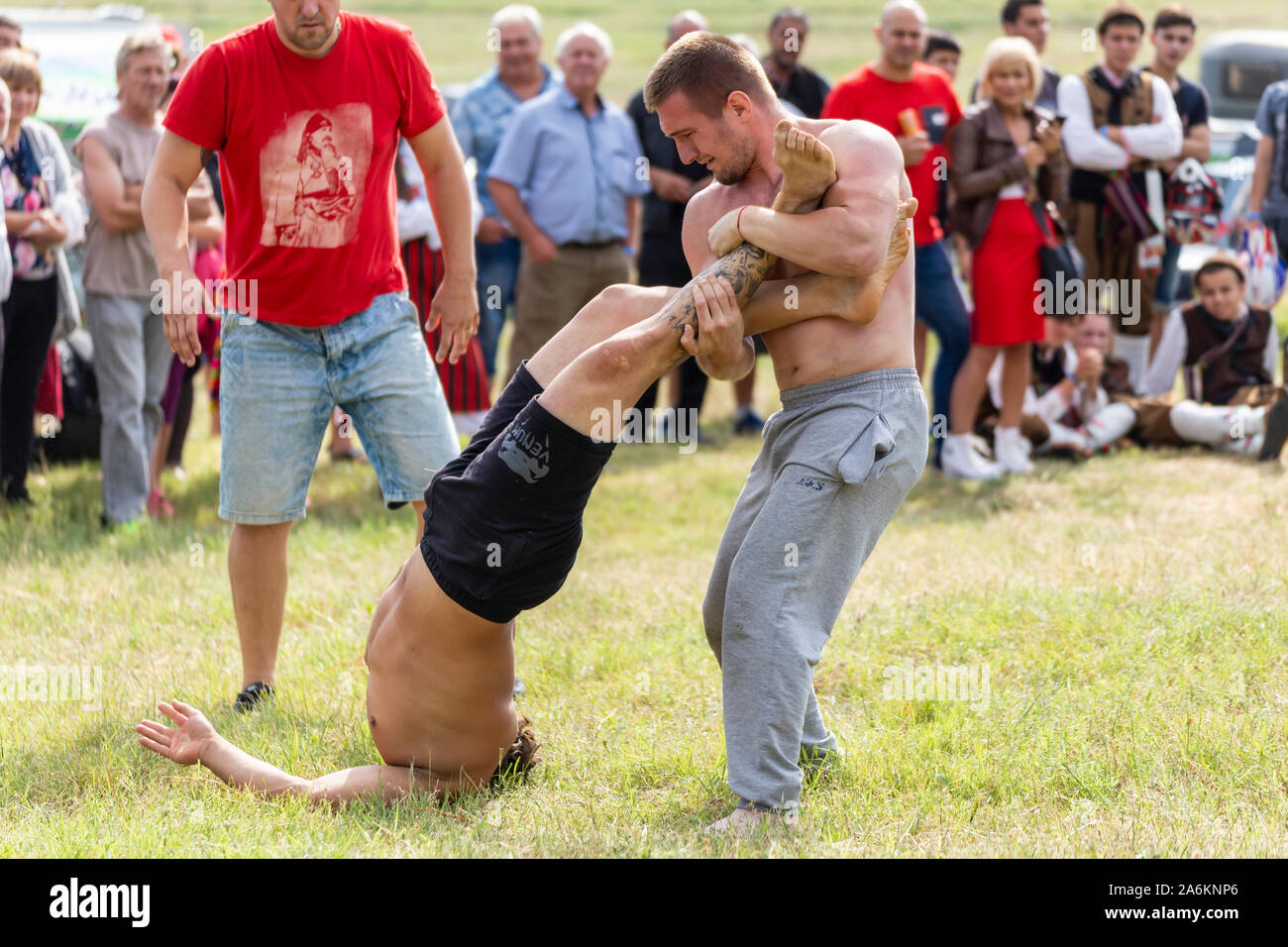 Primorsko, Bulgarien - Juni 22, 2019 - Traditionelle Öl wrestling pehlivan Kämpfe während des Festivals Hajdut Gentscho in Feldkirchen Stadt in Bulgarien Stockfoto