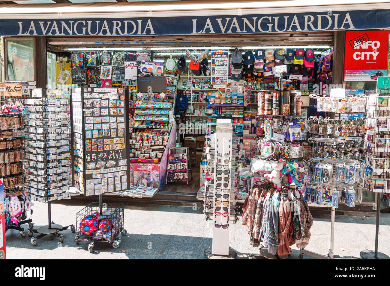 Barcelona Spanien, Catalonia Plaza Placa de Catalunya, La Vanguardia, Einkaufen, Souvenirs, Souvenirladen, Kiosk, Ausstellung, Bürgersteig, ES190823010 Stockfoto