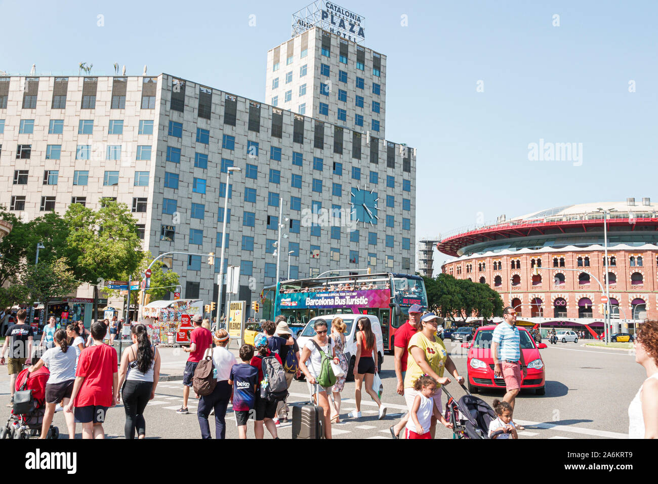 Barcelona Spanien, Catalonia Sants Montjuic, Plaza de Espana Placa d'Espanya, öffentlicher Platz, Catalonia Plaza Hotel, Außengebäude, Uhr, Fußgänger, Traff Stockfoto