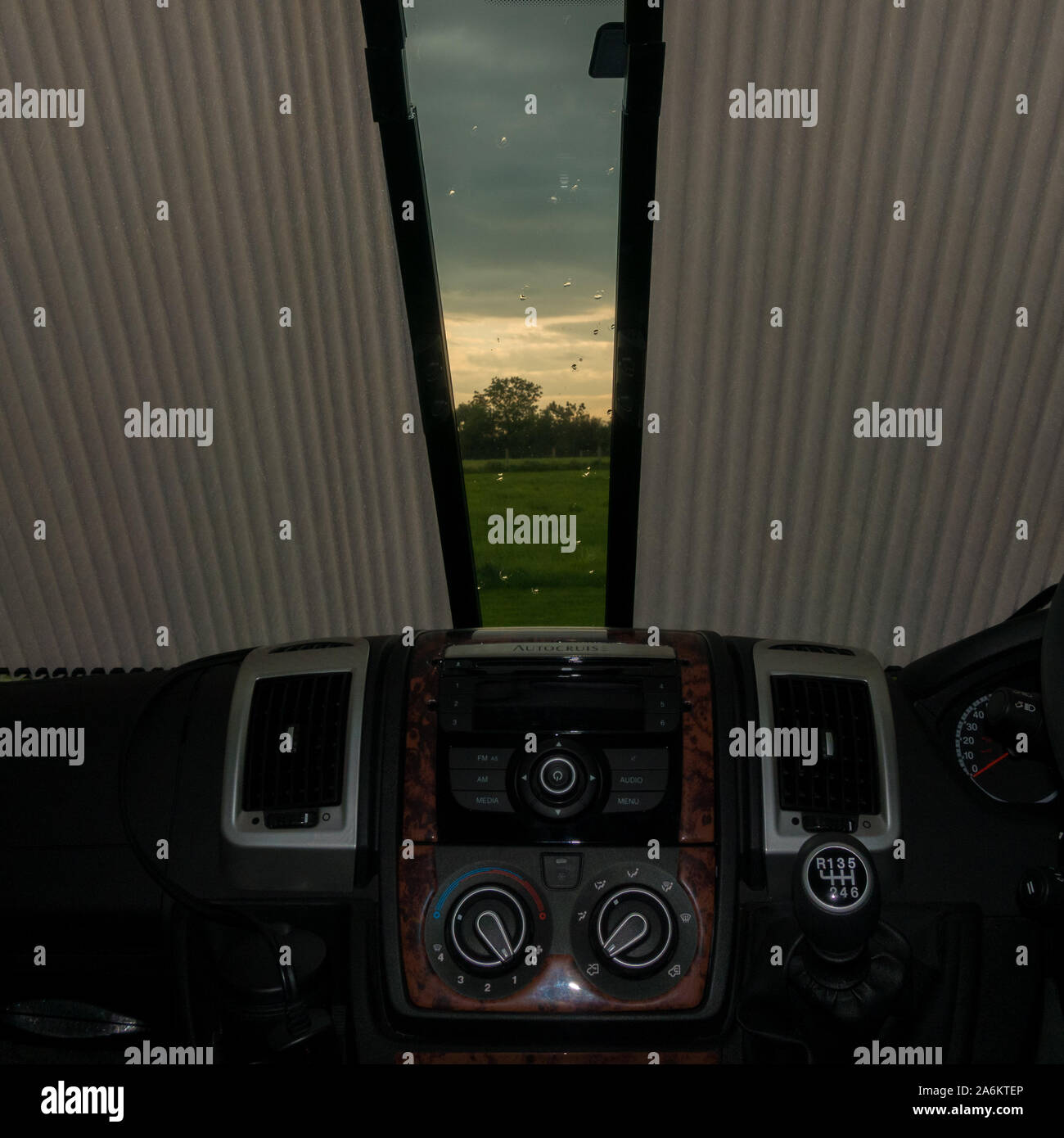 In einem Wohnmobil zu Regen mit den Jalousien halb geschlossen. Großbritannien Stockfoto