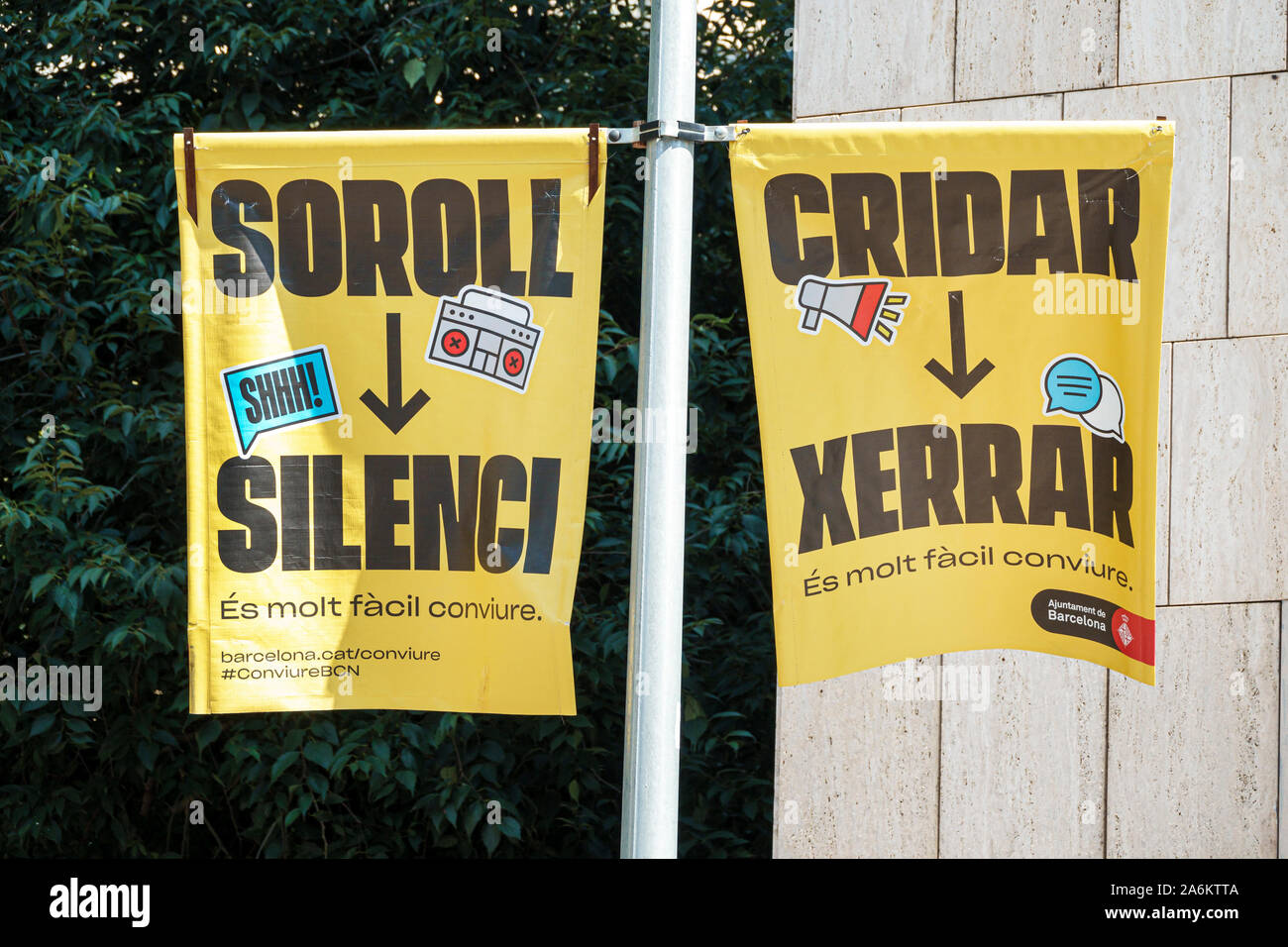 Barcelona Spanien,Katalonien Ciutat Vella,El Raval,soziale Stadtkampagne,Conviure,Förderung des Zusammenlebens,rücksichtsvolle Nachbarn,Banner,Sozialmarketing,Cata Stockfoto