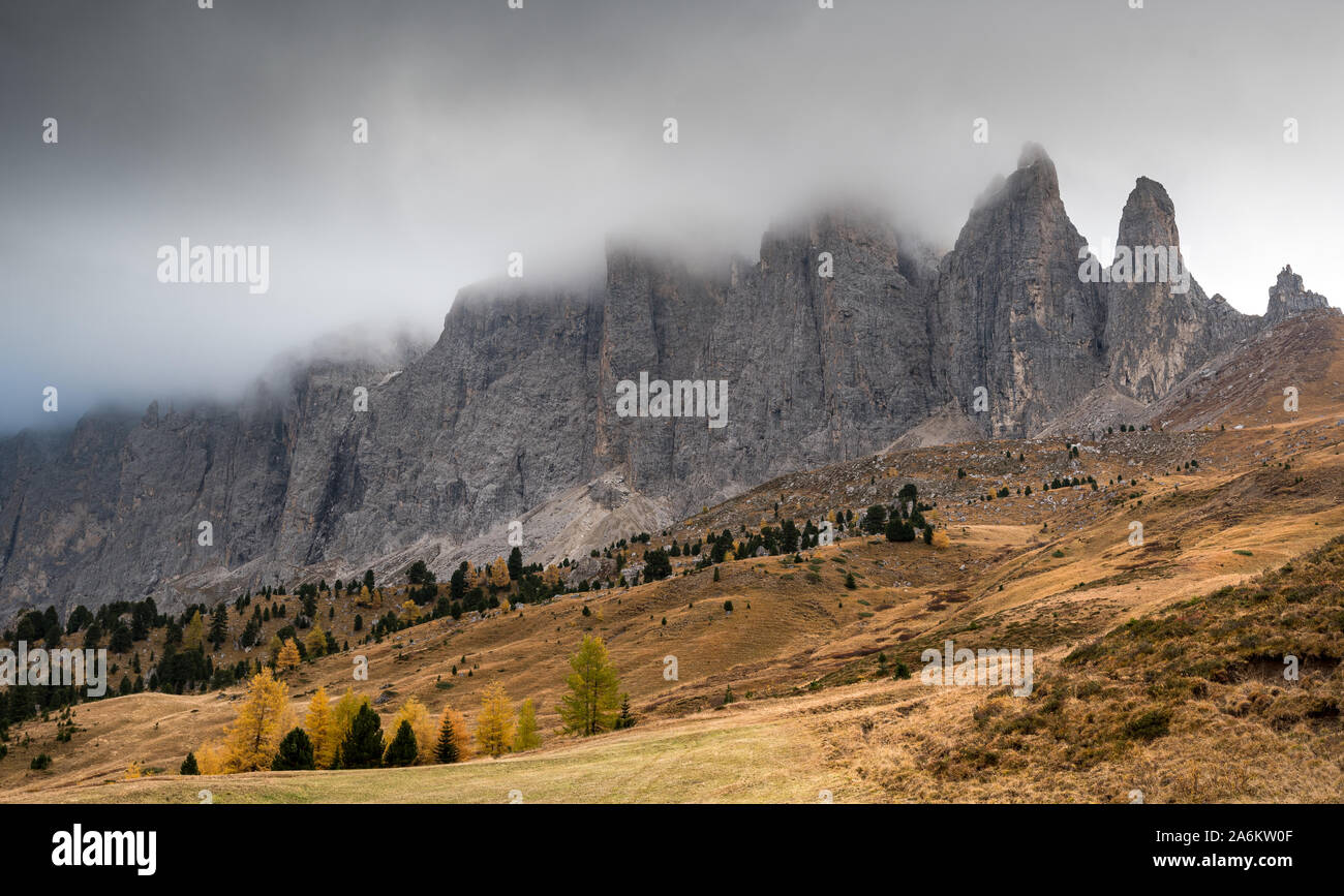 Schöne nebligen Berglandschaft des malerischen Dolomiten am Passo Sella Bereich in Südtirol in Italien. Stockfoto