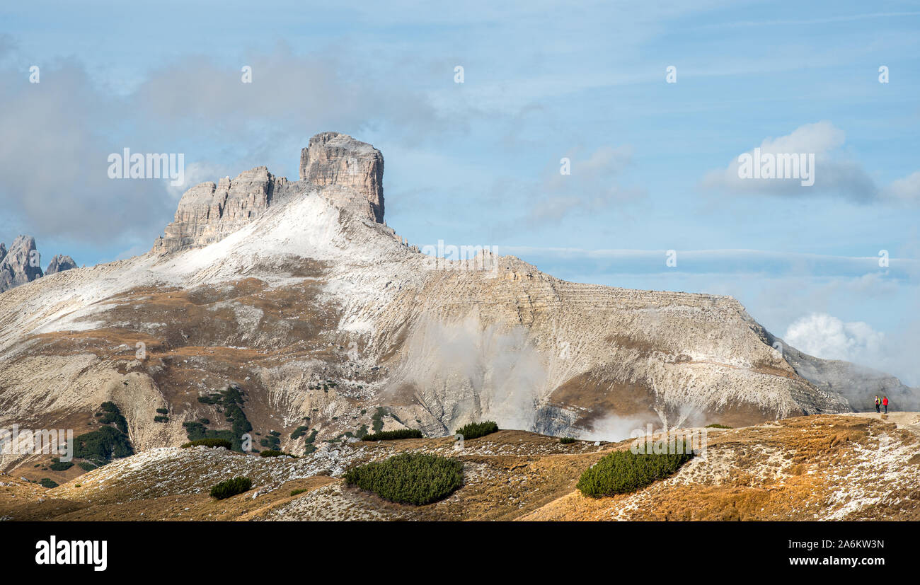 Unbekannte Personen stehen und genießen Sie die herrliche nebligen Berglandschaft des malerischen Dolomiten Torre dei Scarperi Berg im Süden Ty Stockfoto