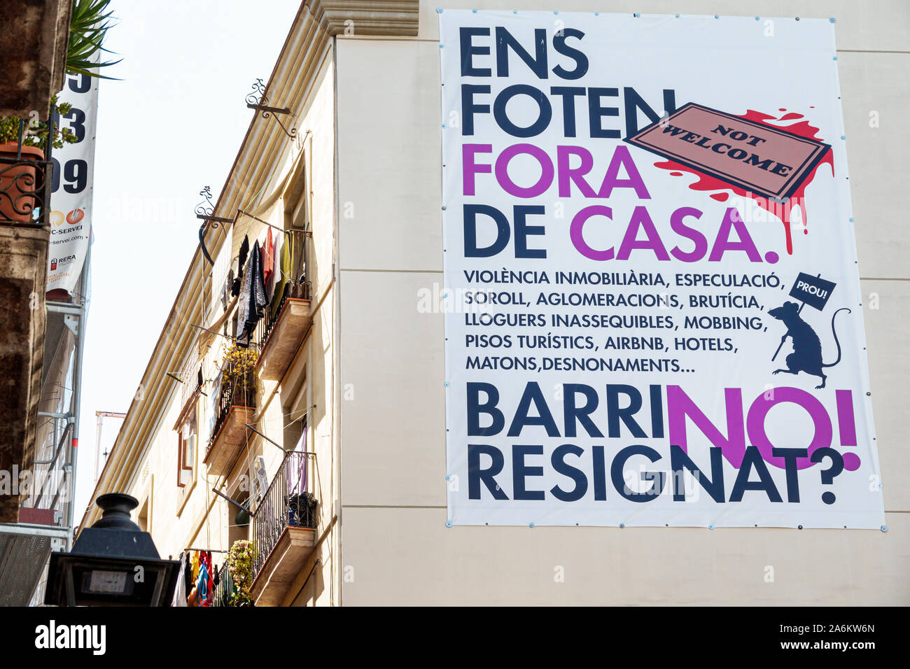 Barcelona Spanien,Katalonien Ciutat Vella,El Raval,Gebäude außen,Nachbarschaft Anti-Gewalt-Kampagne,Poster,Katalanische Sprache,ES190824058 Stockfoto