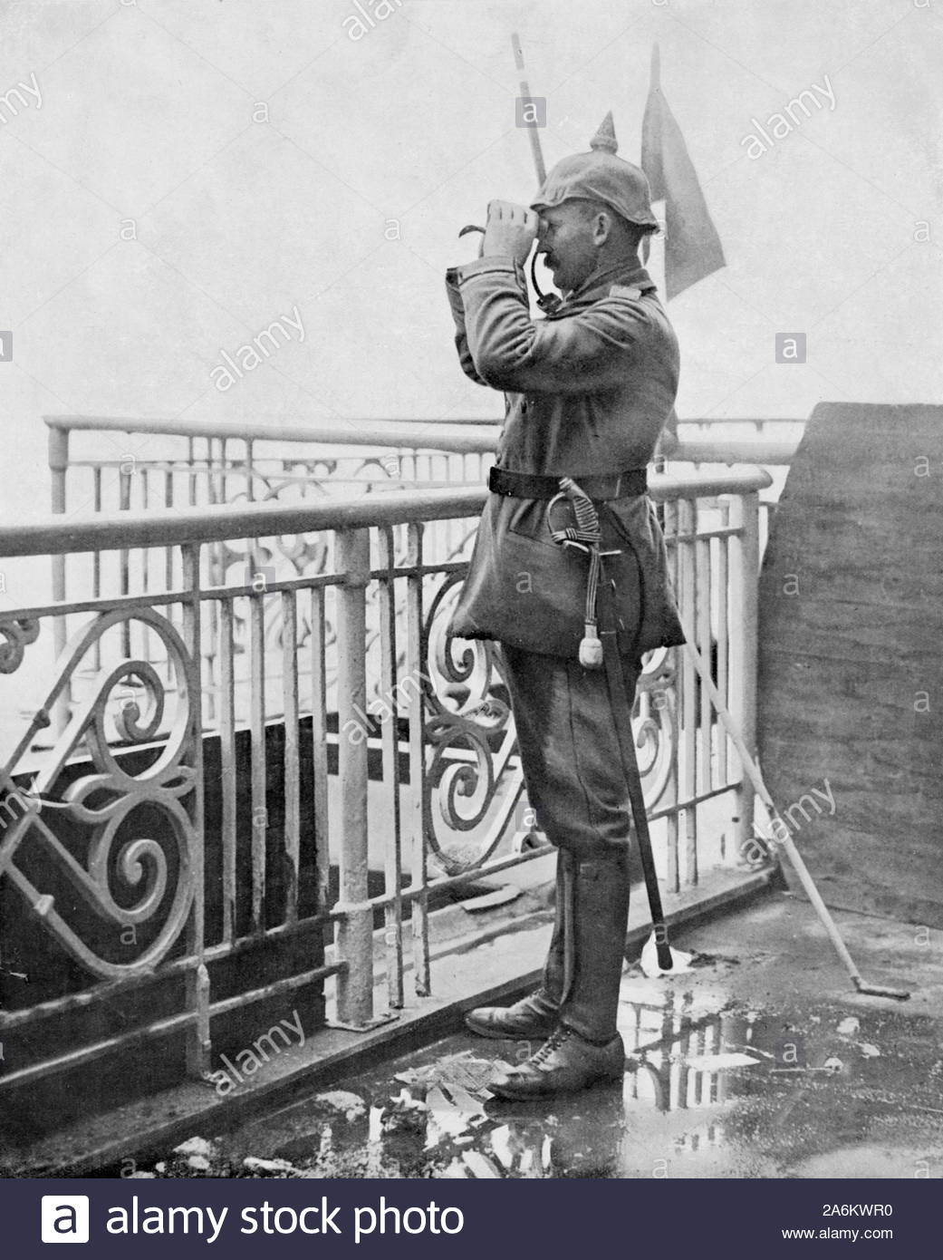 WW1 Deutscher Offizier eines britischen Monitor kriegsschiff von einem Ostend Hotel Balkon, vintage Foto von 1914 Stockfoto