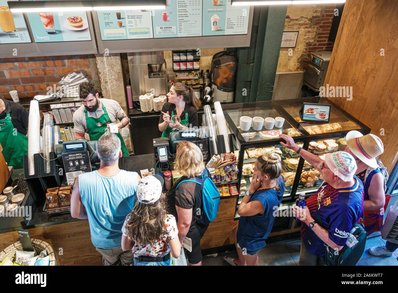 Barcelona Spanien, Katalonien Catalunya, Ciutat Vella, Barri Gotic, La Rambla, Mercat de la Boqueria, Starbucks, Café, Theke, Mann Männer Erwachsene Erwachsene Erwachsene, w Stockfoto