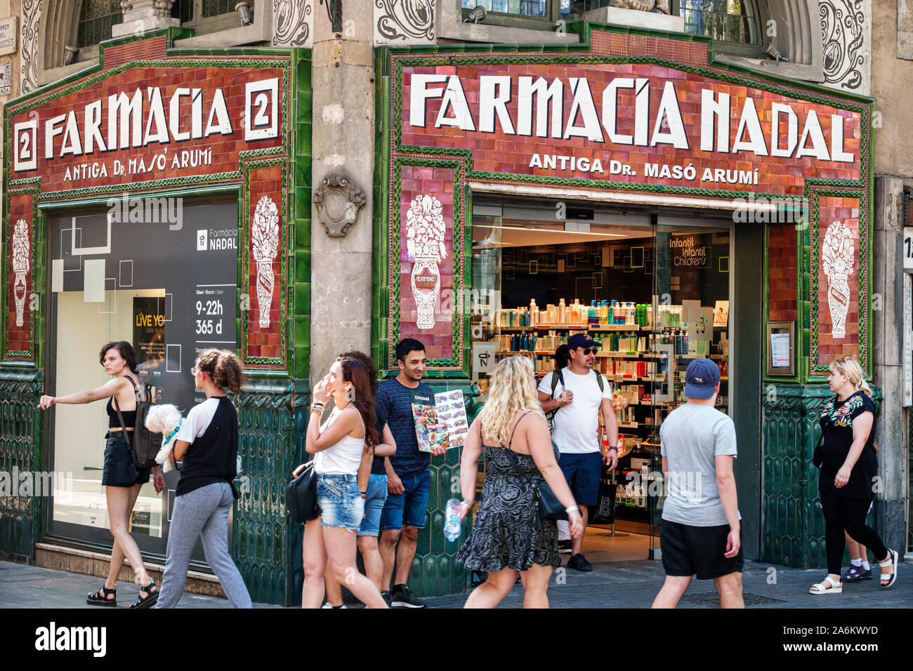 Barcelona Spanien, Katalonien Catalunya, Ciutat Vella, Barri Gotic, La Rambla, von Bäumen gesäumte Fußgängerpromenade, Farmacia Nadal, historische Apotheke, Landmar Stockfoto