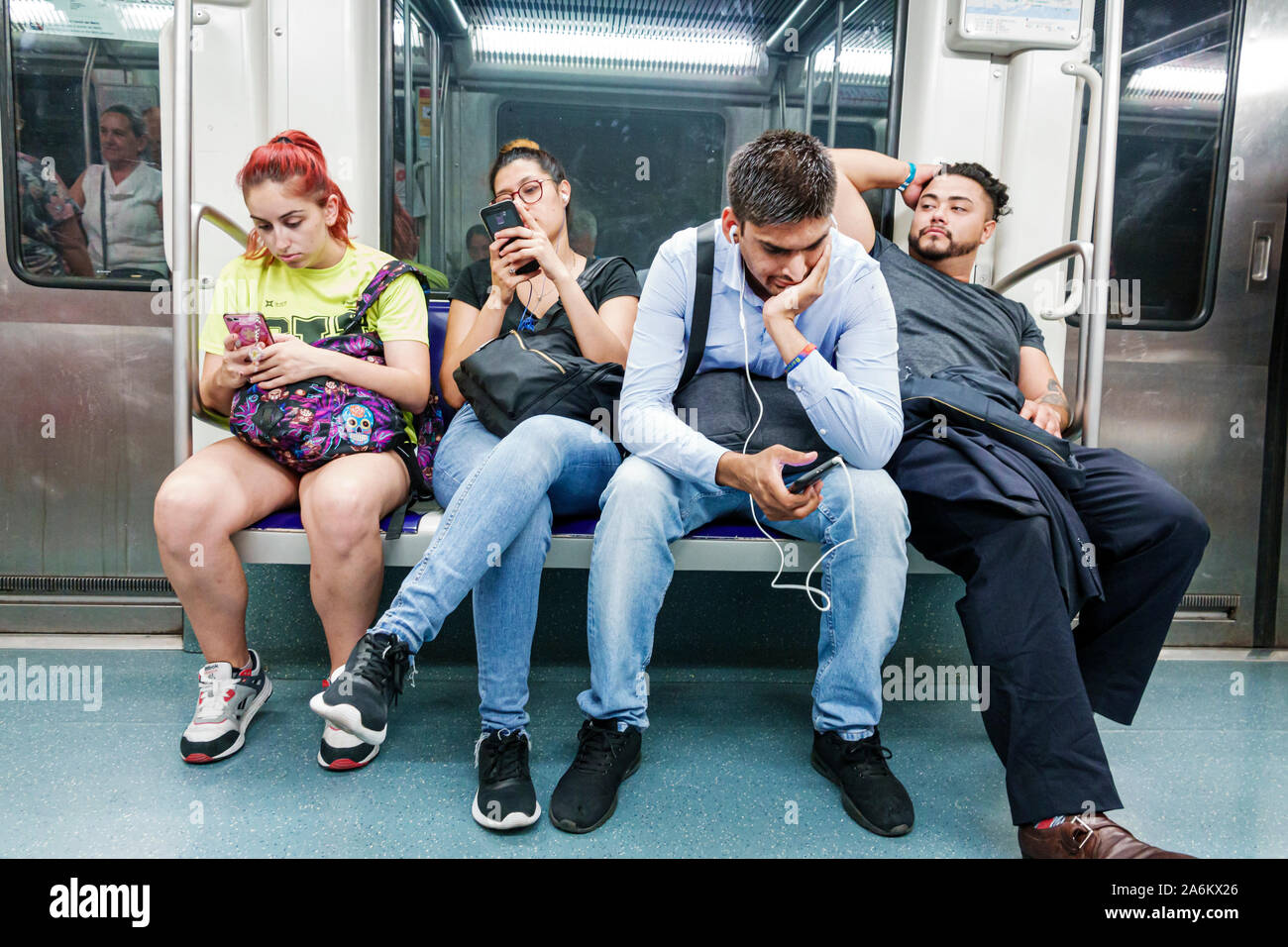 Barcelona Spanien, Katalonien Transports Metropolitans de Barcelona TMB, Metro, U-Bahn, S-Bahn, Zug, Passagiere Pendler Fahrer, sitzen, mit smartph Stockfoto